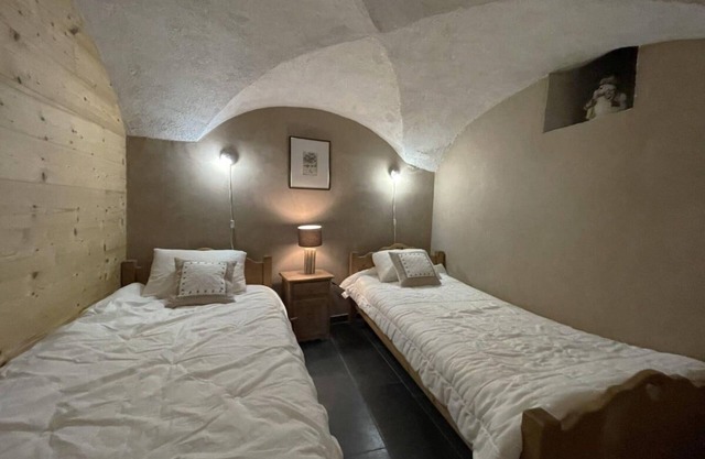 Chalet, 300m from resort center, Ground floor, view mountain, fireplace or stove, tv, ski locker