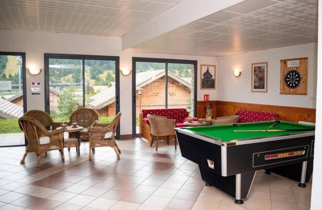 Chalet, 300m from ski slopes, fitness, swimming pool, sauna, terrace, parking, tv, ski locker, 56m²