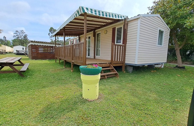Chalet 'Bungalow T3 V - 15 Min From Nazaré' with Shared Pool, Private Terrace and Air Conditioning