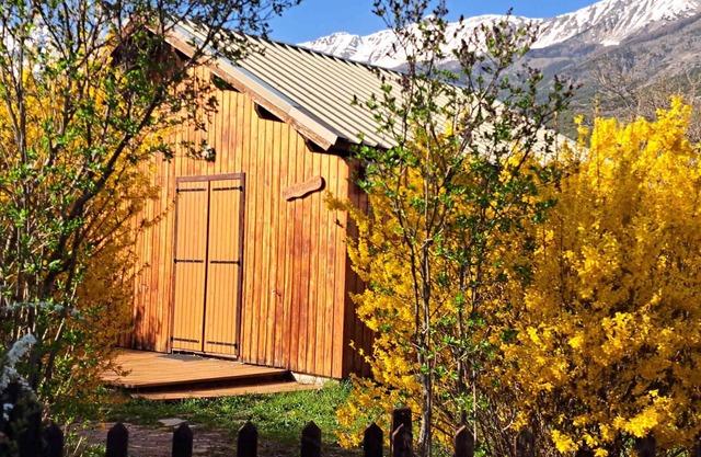 Chalet Cap des Neiges – Cosy Retreat with Terrace & Garden near Barcelonnette, 10 mins to Pra Loup
