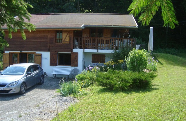 Chalet Dans la Nature Mais pas Isolé. Altitude 900 m