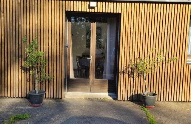 Chalet Entouré de Verdure au Bord D'un Étang , Animaux Acceptés