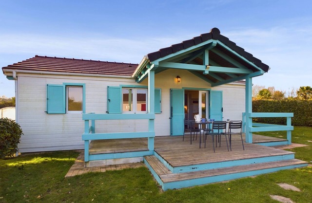 Chalet for 4 in a residence with swimming pool