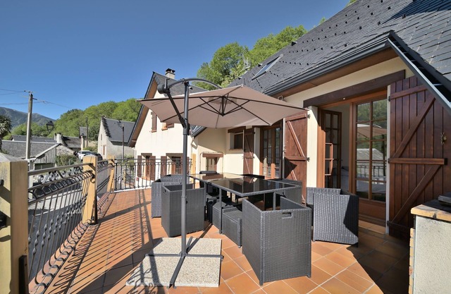 Chalet 'Gite 12 Personnes Boutx' with Mountain View, Private Terrace and Wi-Fi