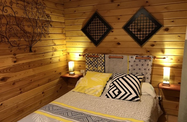 Chalet in a wooded setting in Périgord Pourpre
