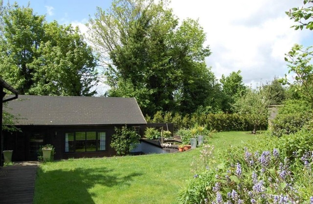 Chalet in beautiful gardens 20 mins from London