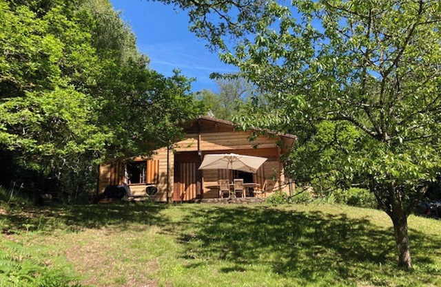 🌲 Chalet in the woods with private pond - near Lac de Saint-Pardoux
