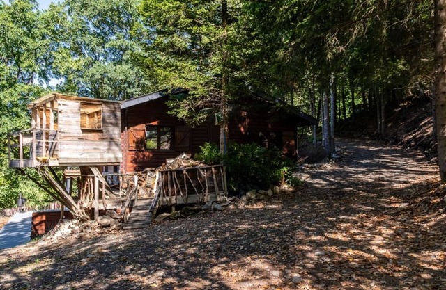 Chalet in the woods with jacuzzi and Sauna