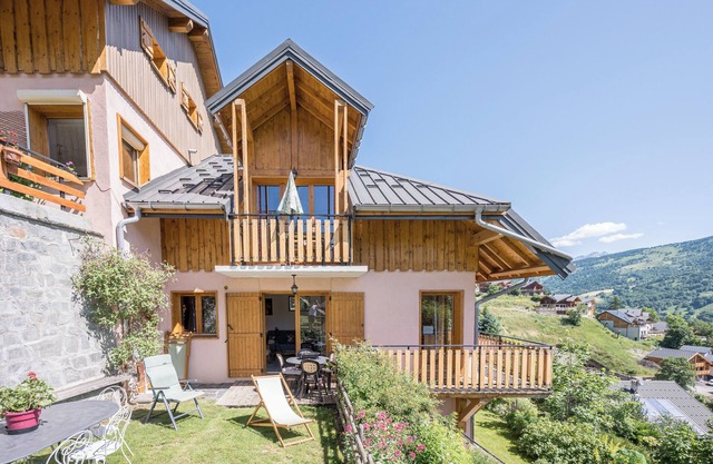 Chalet 'La Mouliniere 1' with Mountain View, Balcony and Wi-Fi