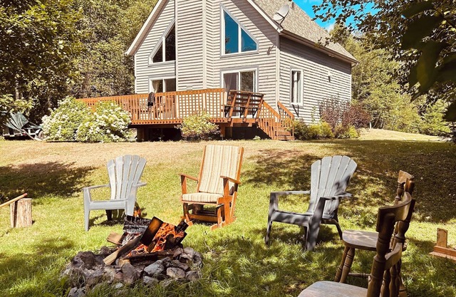 Chalet Le Malpic, Laurentides, Bord de l'eau, en pleine nature. Animaux acceptés