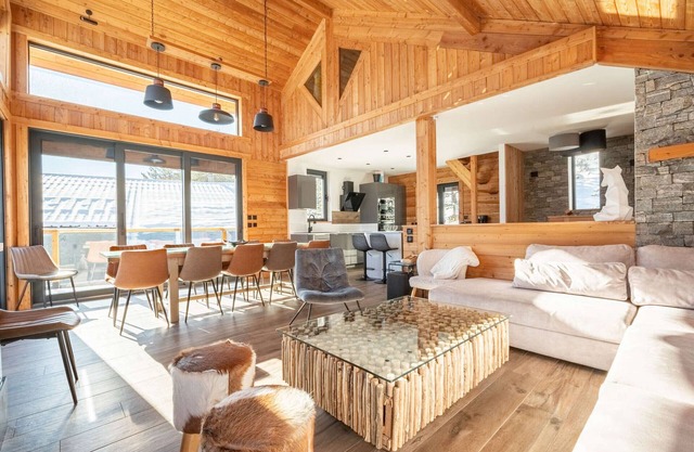 Chalet Lumière: Luxurious 16-Person Chalet, Near Lift, Beds Made on Arrival, Pra Loup