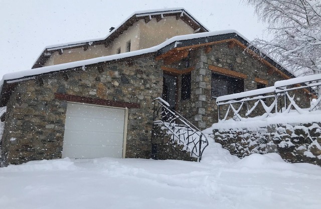 CHALET MOUNTAIN SKI RESORT NEAR PUYVALADOR ANGLES