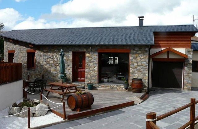 Chalet very cozy stone - interior tt wood- 8 pers Wifi on 500m ²