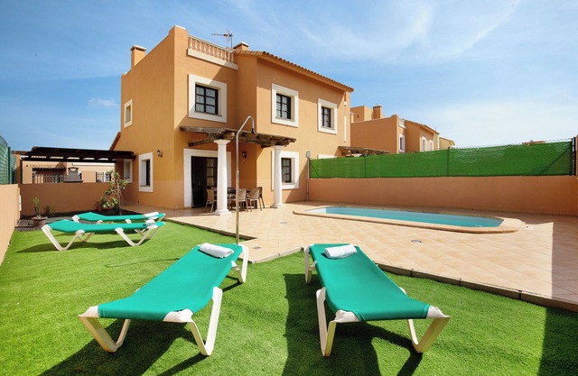 Chalet Villa Paraiso with Sea View, Pool, Wi-Fi & Garden