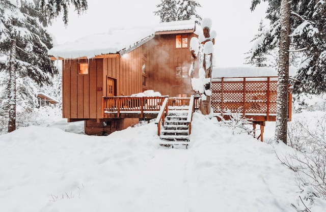 Chalet w/private hot tub in quiet location 3 blocks to the resort, dogs welcome