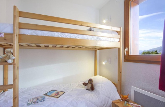 Chalet, wifi, ski-in/ski-out & foot of the slopes, fitness, swimming pool, terrace, balcony, tv