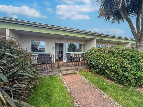 Chalet With Free Wifi At Rainbows End Near A Lovely Norfolk Beach Ref 31002R