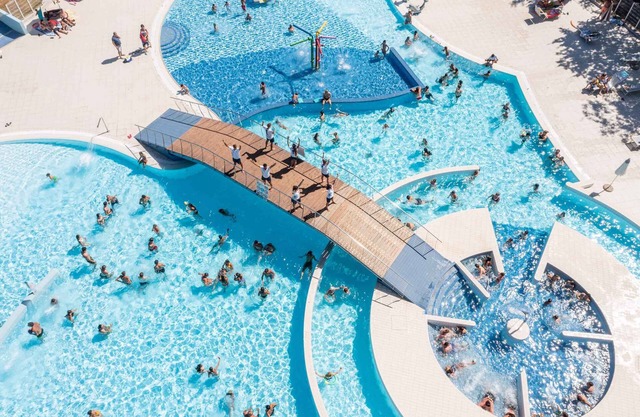 Chalet with pool and air conditioning