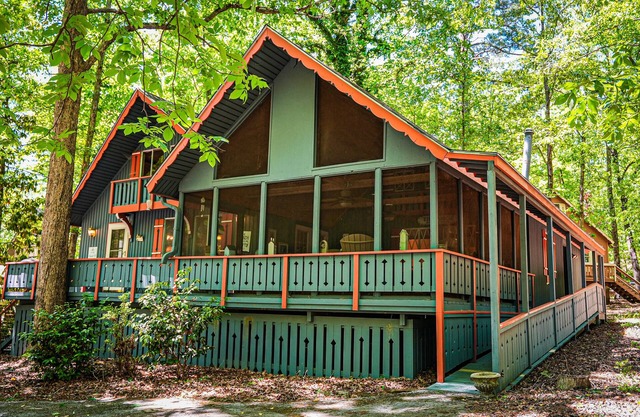 Chalet with Screened in porch with just steps away from the playground