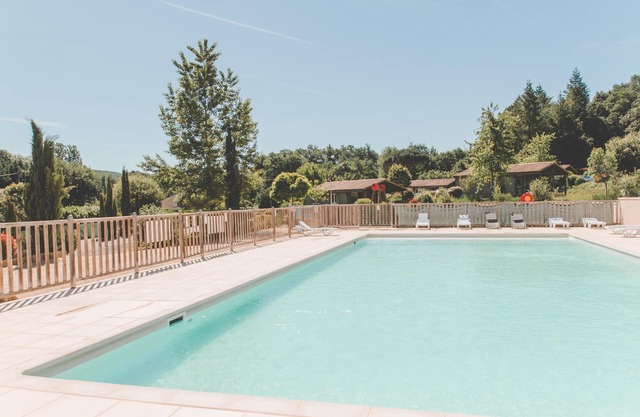 Chalet with seasonal swimming pool near Cahors in holiday residence *