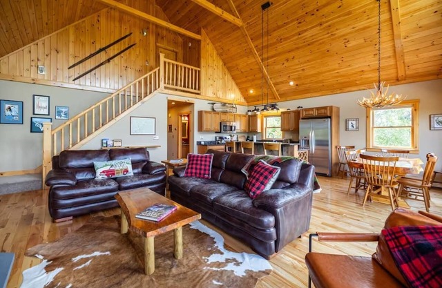 Chalet with Stunning Views, Hot tub, Cozy Fireplace, and Game Room!