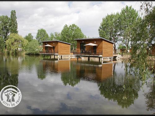 Chalets confortables en bord d'étang, parfaits pour pêche et nature, avec terrasse et équipements modernes - FR-1-496-83