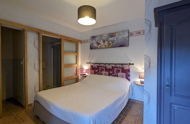 Chambre cosy avec accès privé, grand terrain, activités familiales et parking sécurisé en Berry