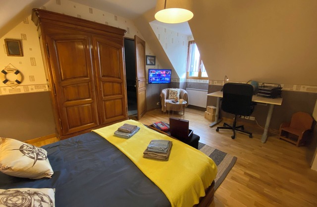Chambre Nautique and its garden