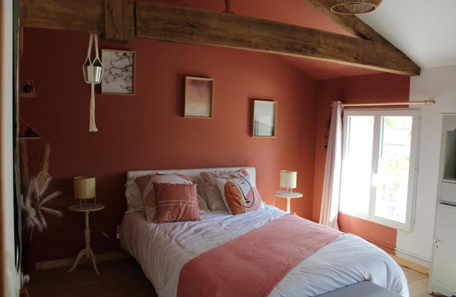 Chambre terracotta à la campagne