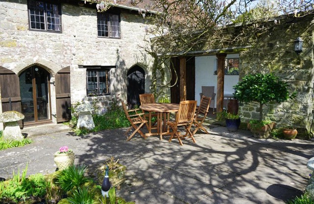 Character 2 double bedroom cottage in Shaftesbury