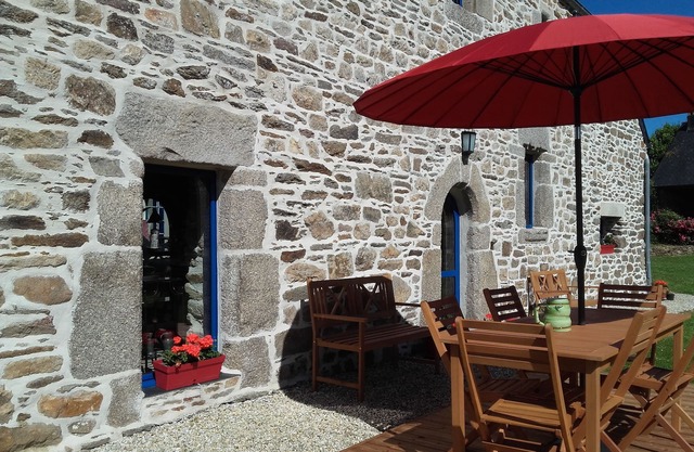 Character cottage between sea and Monts d'Arrée