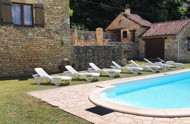 Character house 8/10 pers. with private pool, view of MARZAC castle