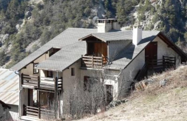 Character house, located at the entrance of the Queyras regional park.