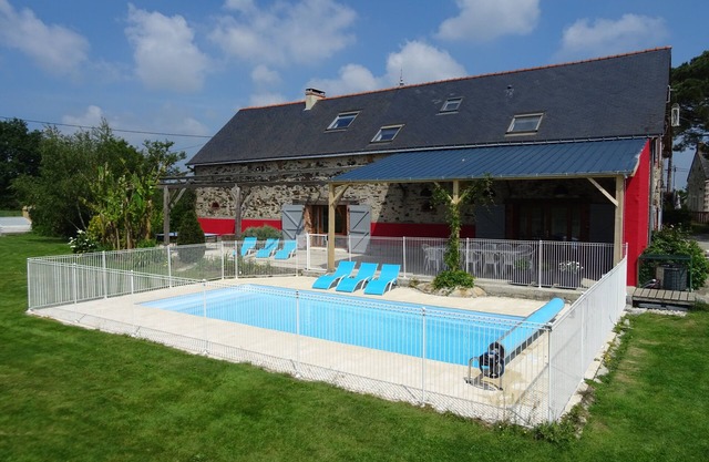 Character house with heated pool (8/12 pers)