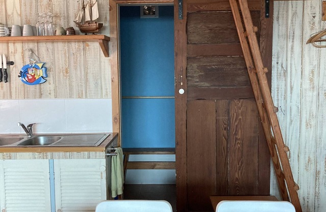 Character studio with deck, walking distance to beach, pet friendly