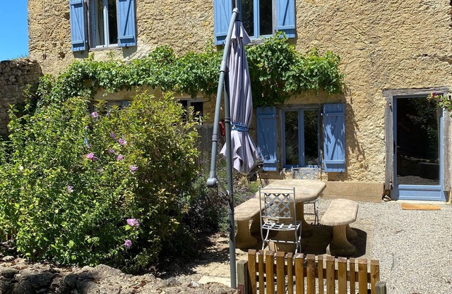 Characterful 3 bedroom house with large garden and pool.