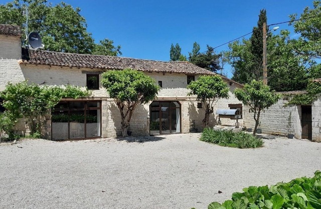 Characterful rustic gite, sleeps 6, near Chef Boutonne