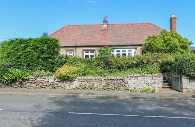 CHARLIES COTTAGE, pet friendly, character holiday cottage in Swinton