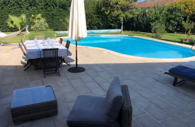 Charming home in the vineyards of Cognac with a swimming pool for 8 persons