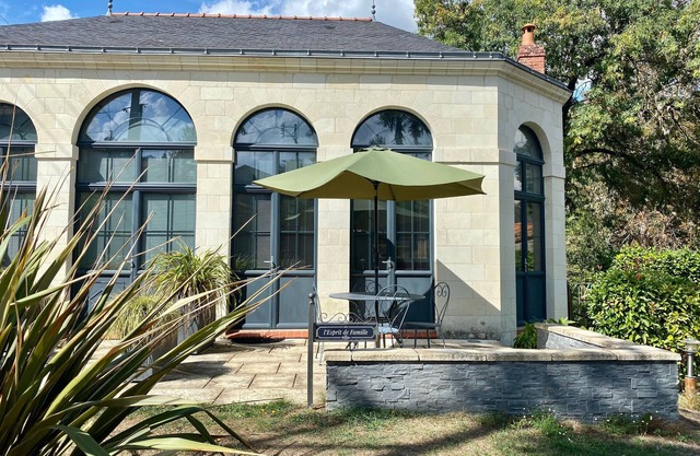 Charming Urban Cottage with Private Terrace, Close to Nantes