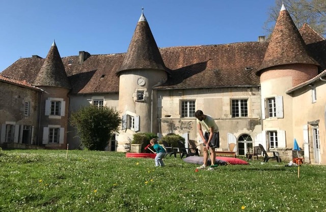 Charmant Château Charentais Familial en Bord de Rivière