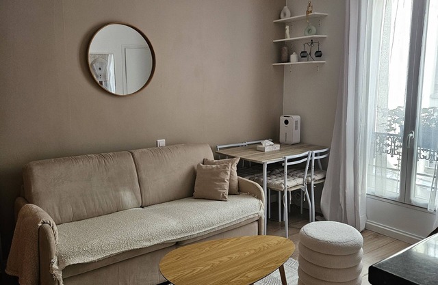 Charmant Petit Studio Parisien Équipé. Très Bien Situé au Calme Côté Cour !