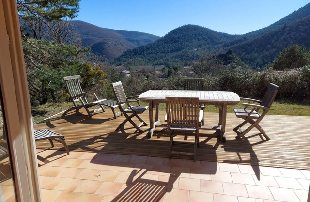 Charmante Maison Avec vue et Jardin en Pleine Nature, Proche des Commodités
