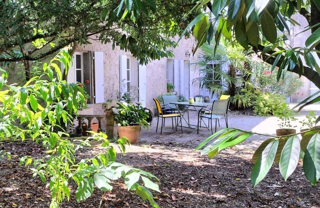 Charming Riverside Gite, Spacious Garden, Terrace, Close to Nature and Activities