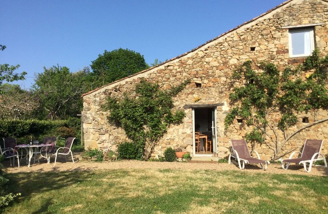 Charming Renovated Barn with Garden, Near Attractions and Trails