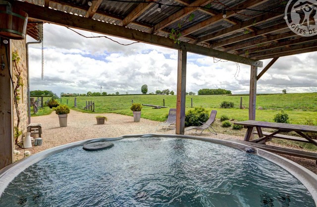 Charming 5-Bedroom House with Pool, Spa, Sauna & Fishing Pond in Tranquil Pastures