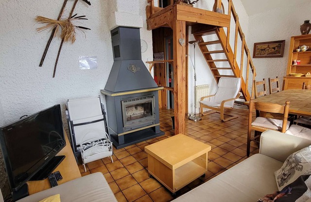 Charming Chalet for 5-7 with South-Facing Balcony - Close to Ski, Hiking, Shops