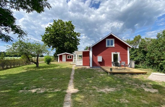 Charmig, nyrenoverat och fullt utrustad stuga. Anpassad för hundar, nära till naturen och havet. Gångavstånd till golfbana.