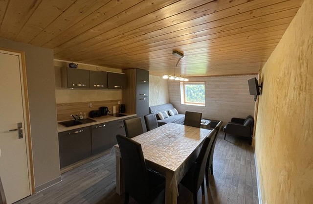 Charming Duplex with Mountain View, Near Slopes - 2 Bedrooms, Sleeps 6, Free Parking