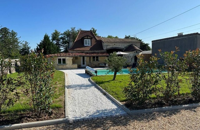 Charming house with pool on the Bordeaux wines route